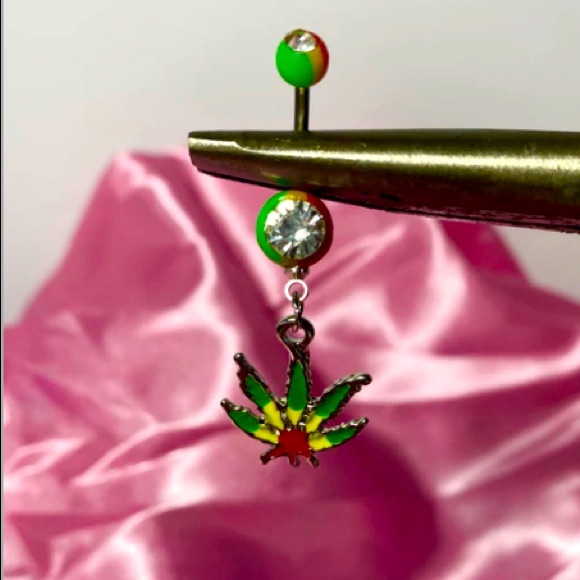 belly piercing - Picture 2 of 3